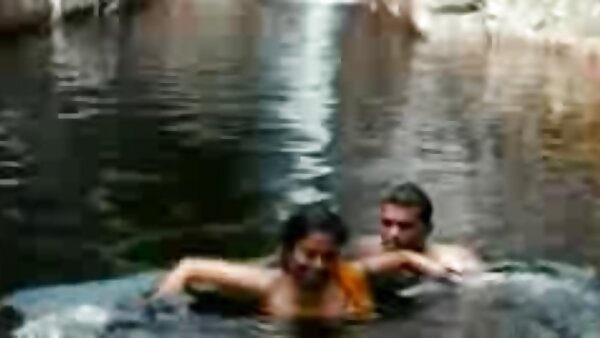 Ebenholzmädchen und Inderin teilen sich in einem heißen Rücken-an-Rücken-Dildo ein geile reife Lesbensexvideo