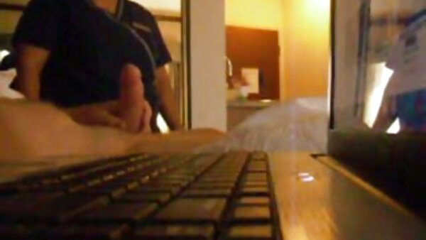 Der schlanke Teenager Ava Hardy nimmt reife frauen porno videos an dem seltsamen Dreier teil