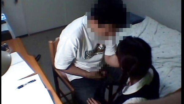 Heiße japanische nackte reife hausfrau Studentin schließt die Augen, während der Typ ihre haarige Muschi isst