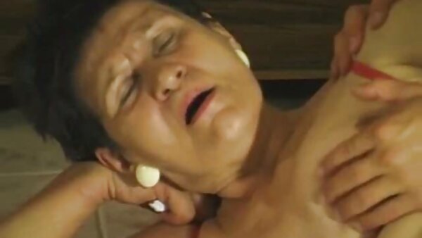 Die köstliche Muschi von Loren Minardi wird in einer heißen geile reife hausfrauen Lesben-Fisting-Szene gedehnt